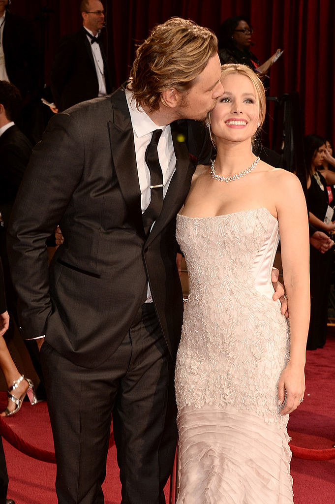 Dax Shepard (L) kisses Kristen Bell on the cheek at the Oscars