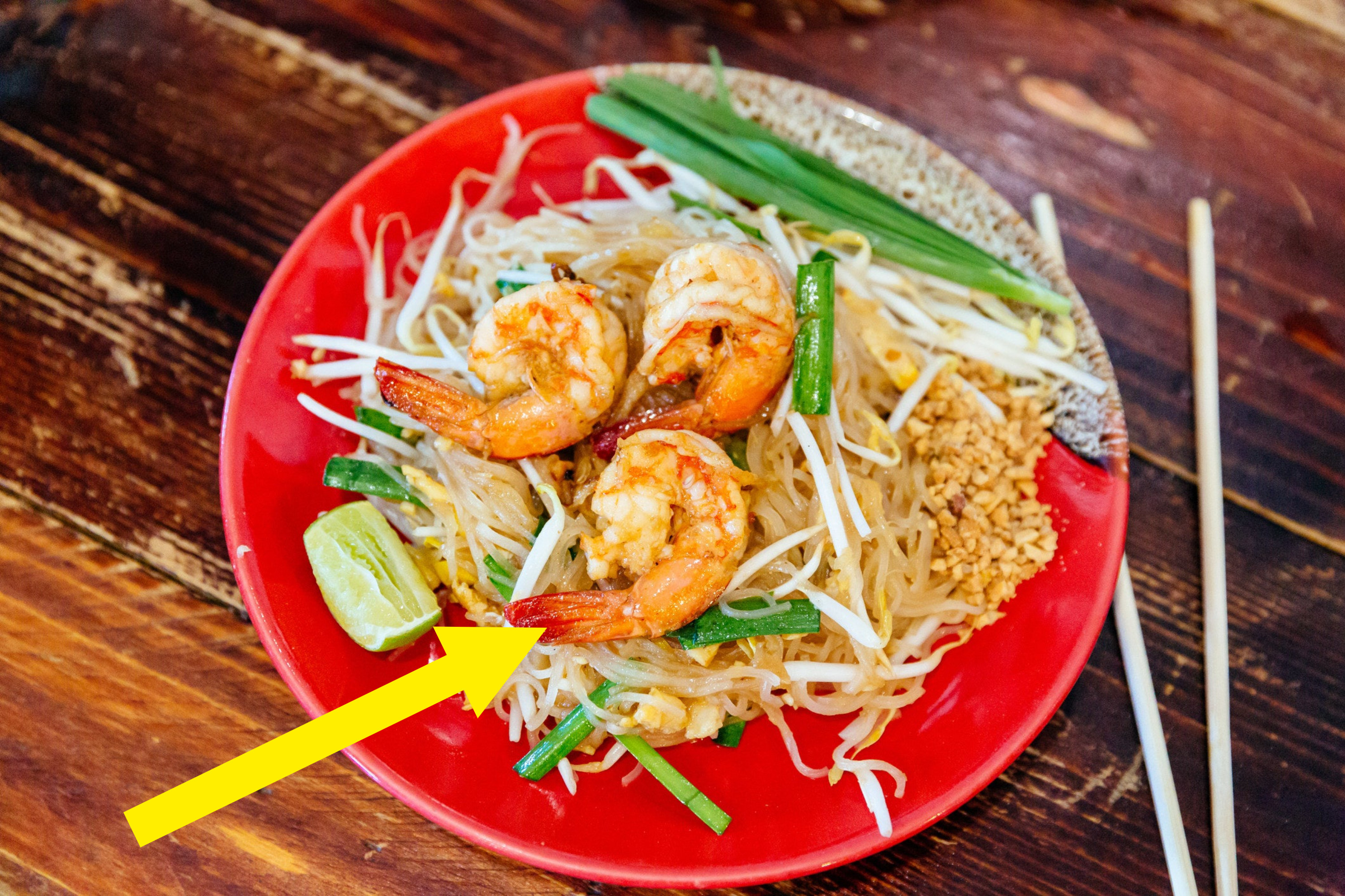 A plate of shrimp pad Thai.