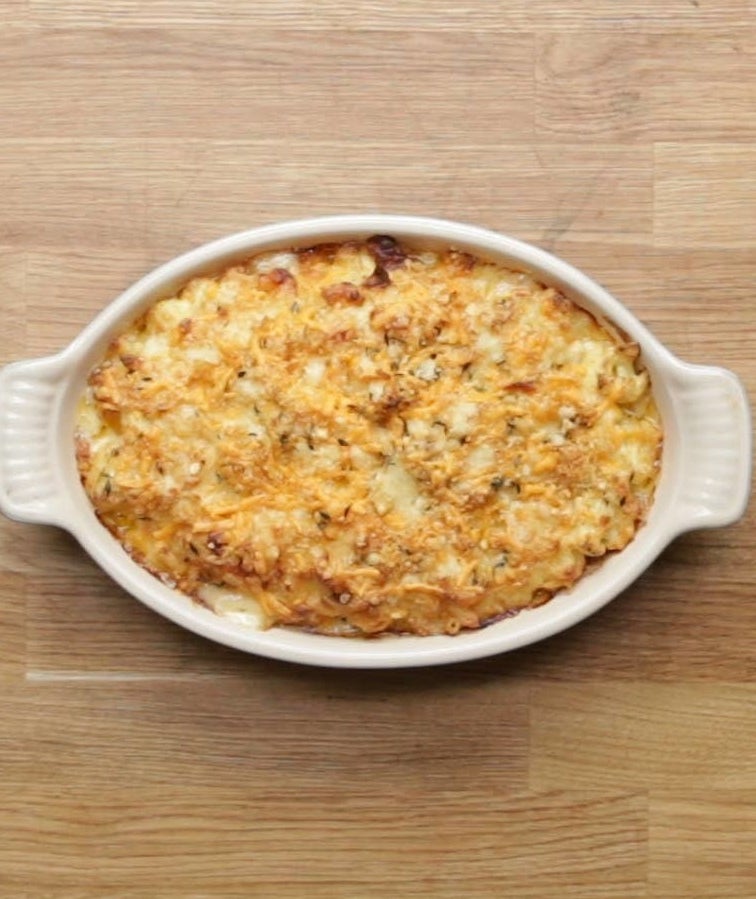 A baking dish of mac &#x27;n&#x27; cheese.