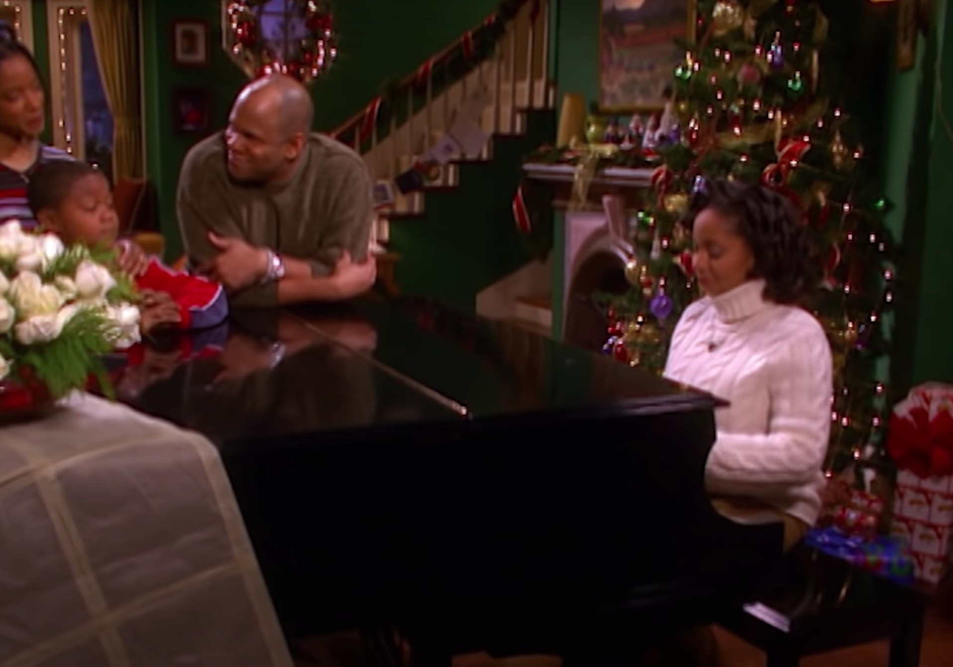 The Baxter family gathers by the Christmas tree in &quot;That&#x27;s So Raven&quot;
