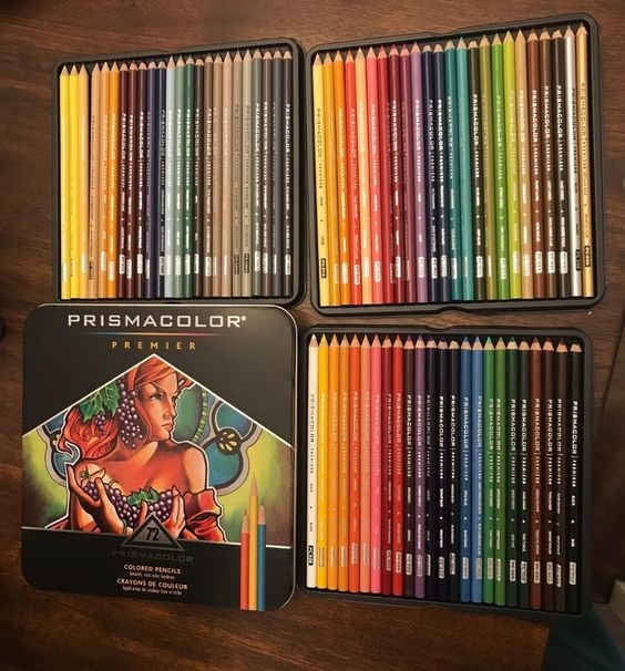 reviewers set of 72 colored pencils in their storage trays