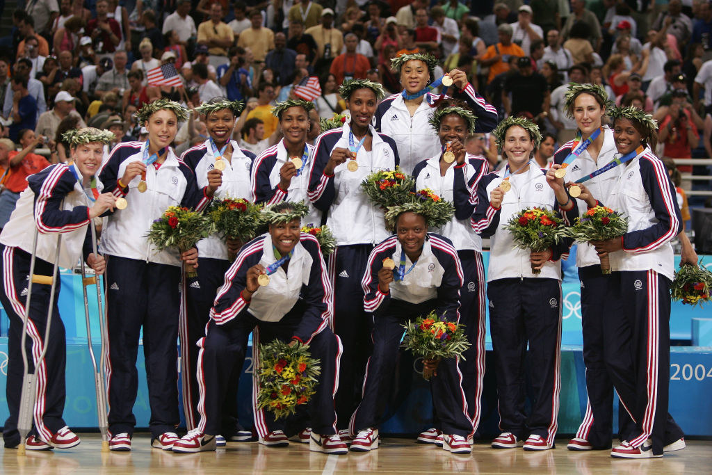 Katie Smith, Diana Taurasi, Tina Thompson, Tamika Catchings, Yolanda Griffiths  Lisa Leslie, Dawn Staley Shannon Johnson Sheryl Swoopes, Sue Bird, Ruth Riley and Swin Cash of USA hold their gold medals on August 28, 2004 Summer Olympic Games