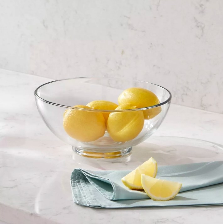 The serving bowl with lemons
