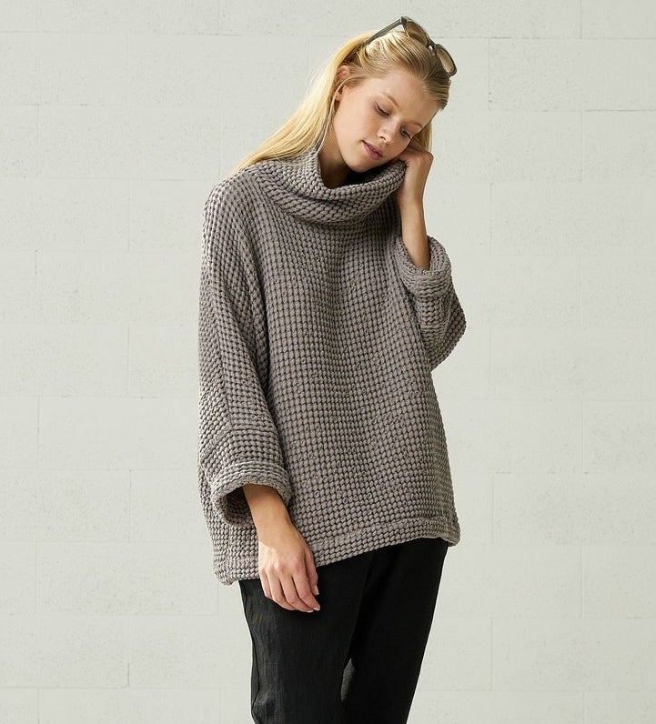 Daily News | Online News A model wearing the chunky linen sweater in gray, paired with loose black pants