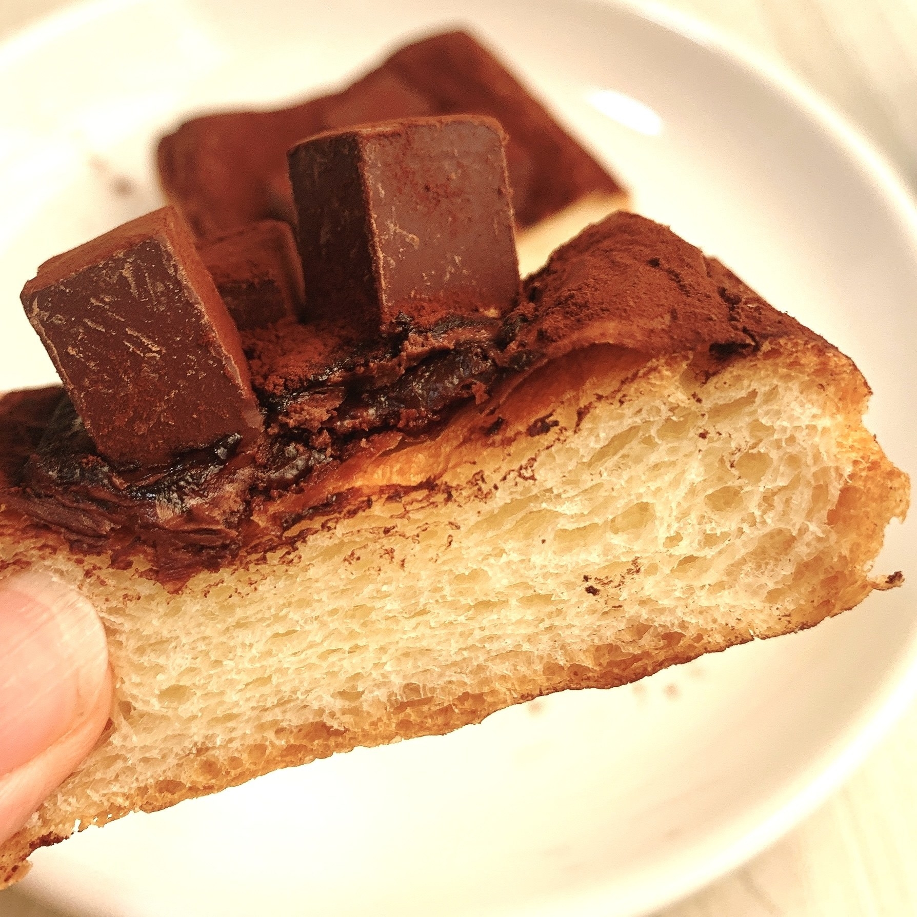 さすがにチョコのせすぎじゃない…？セブンの「新作パン」が