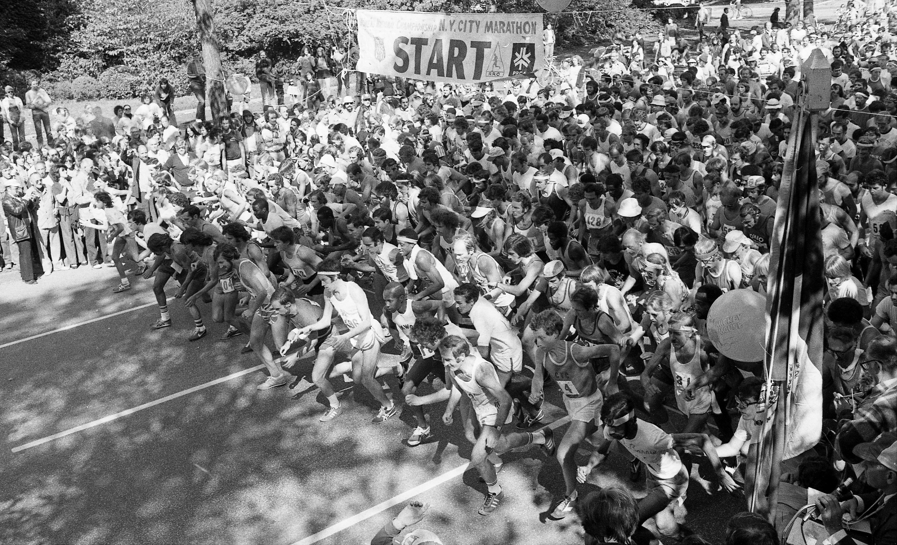 &quot;NY City Marathon Start&quot; banner and many runners