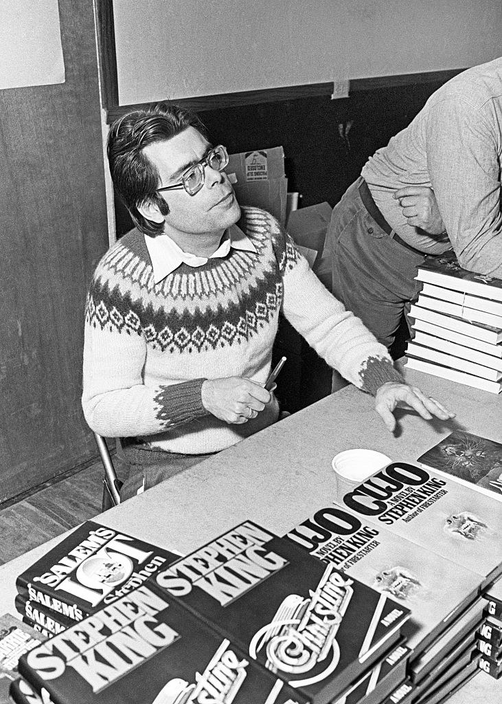 King signing copies of cujo in 1981