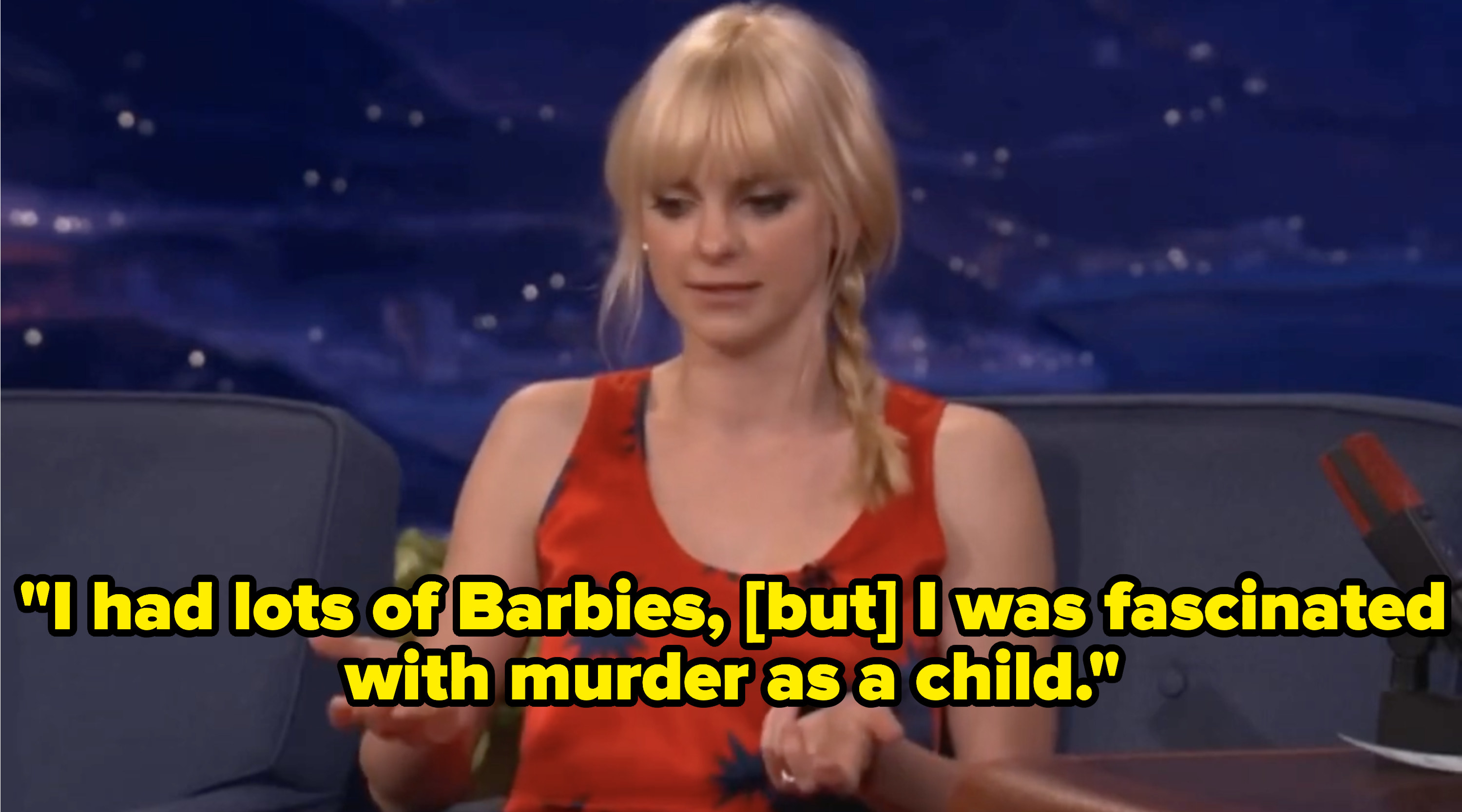 Anna Faris talking on Conan&#x27;s couch