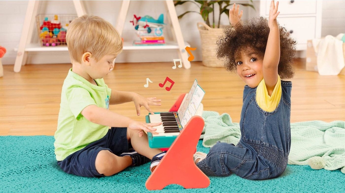 Two kids playing the piano