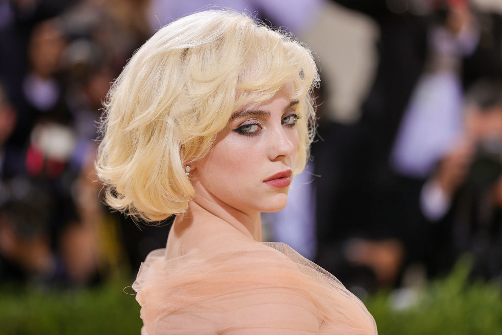 Billie poses for photos at the 2021 Met Gala