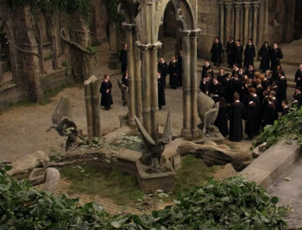 Hogwarts courtyard with fountain
