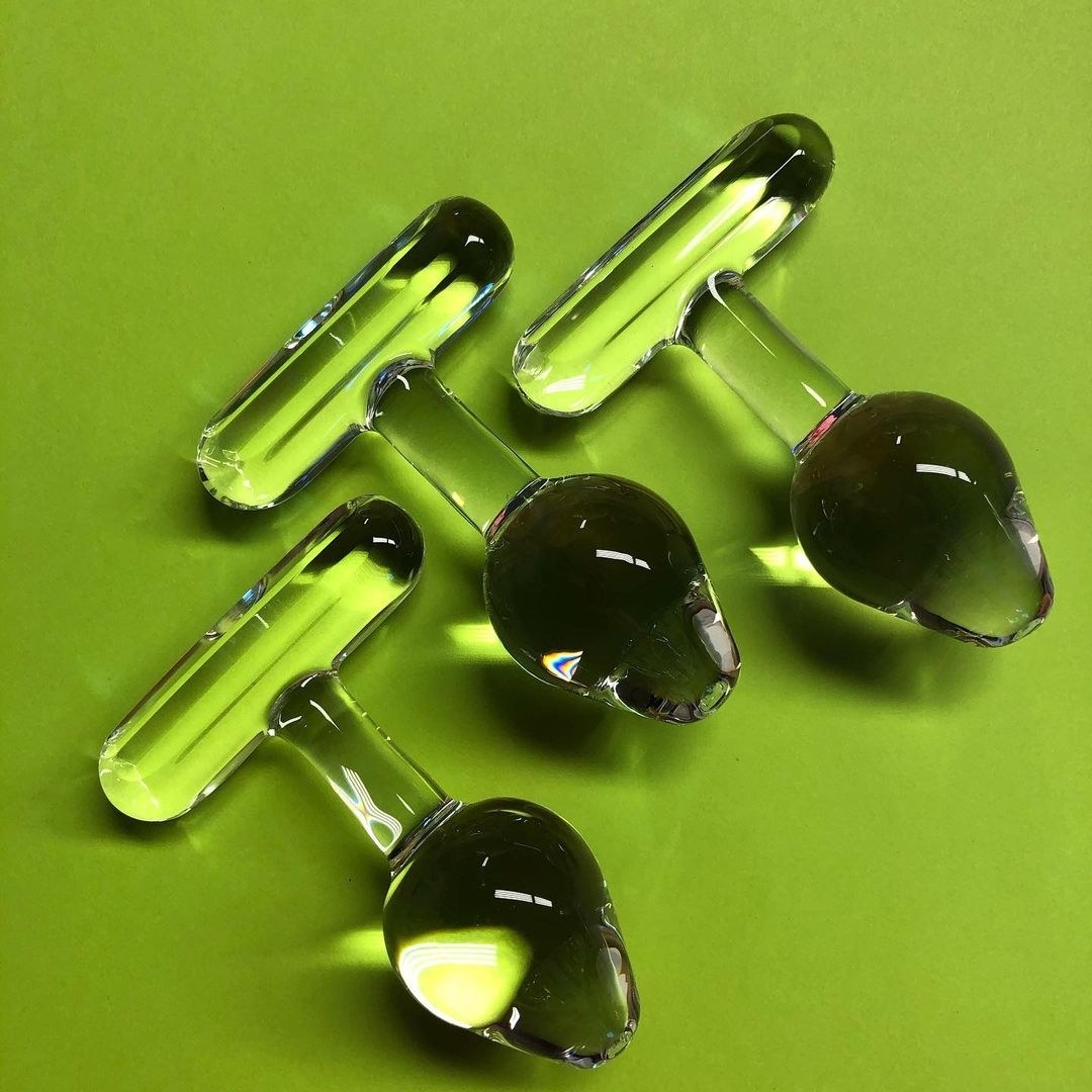 Transparent glass plugs with T-shaped base