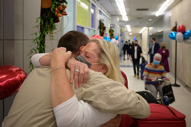 Photo of Amazing Photos Of Airport Reunions After The Coronavirus Pandemic Separated Families