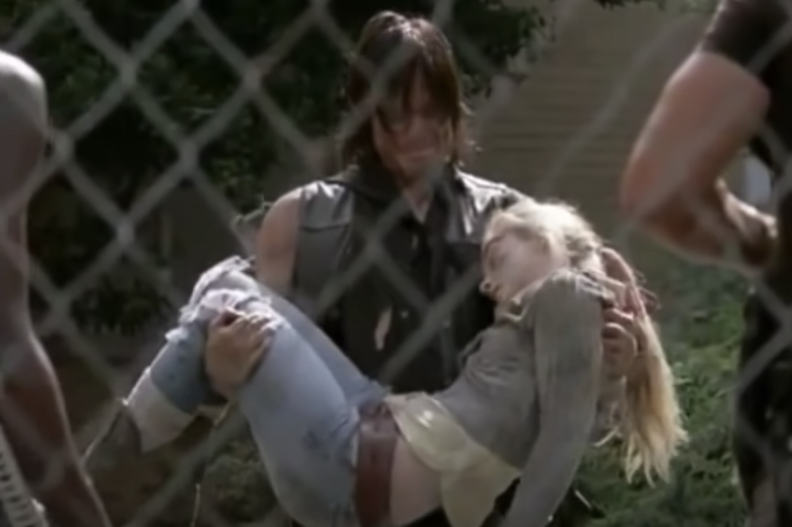 Daryl carrying Beth&#x27;s body