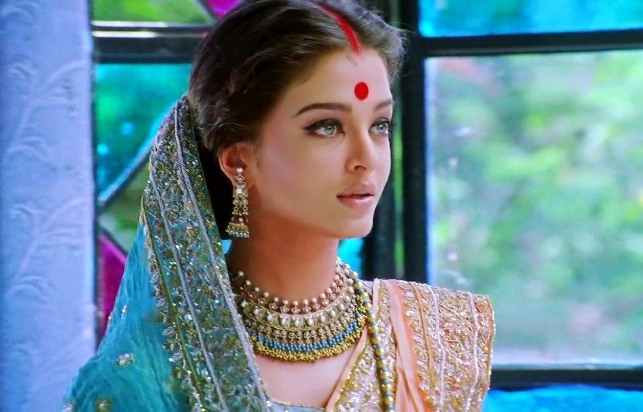 A still of Bollywood actress Aishwarya Rai Bachchan wearing a saree and heavy jewellery in the movie Devdas.