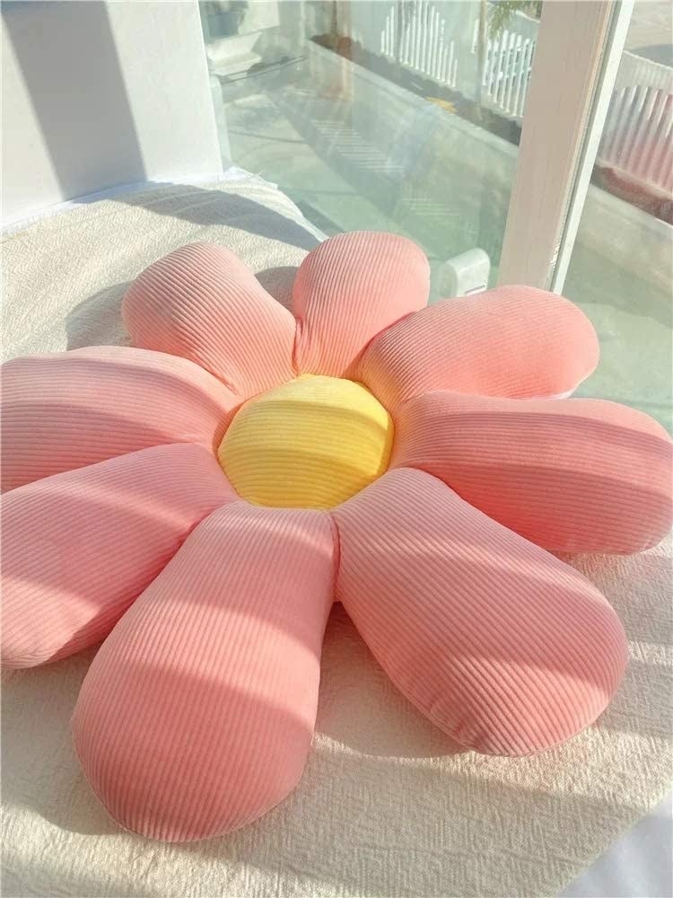 one daisy pillow in pink