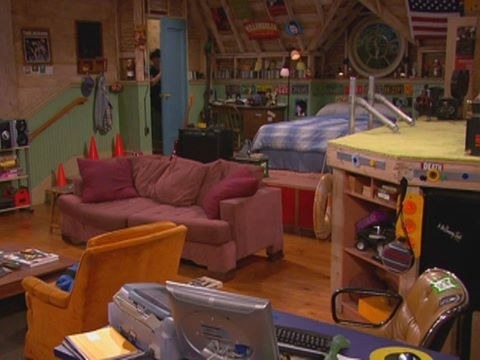 drake and josh&#x27;s bedroom with two beds, a couch