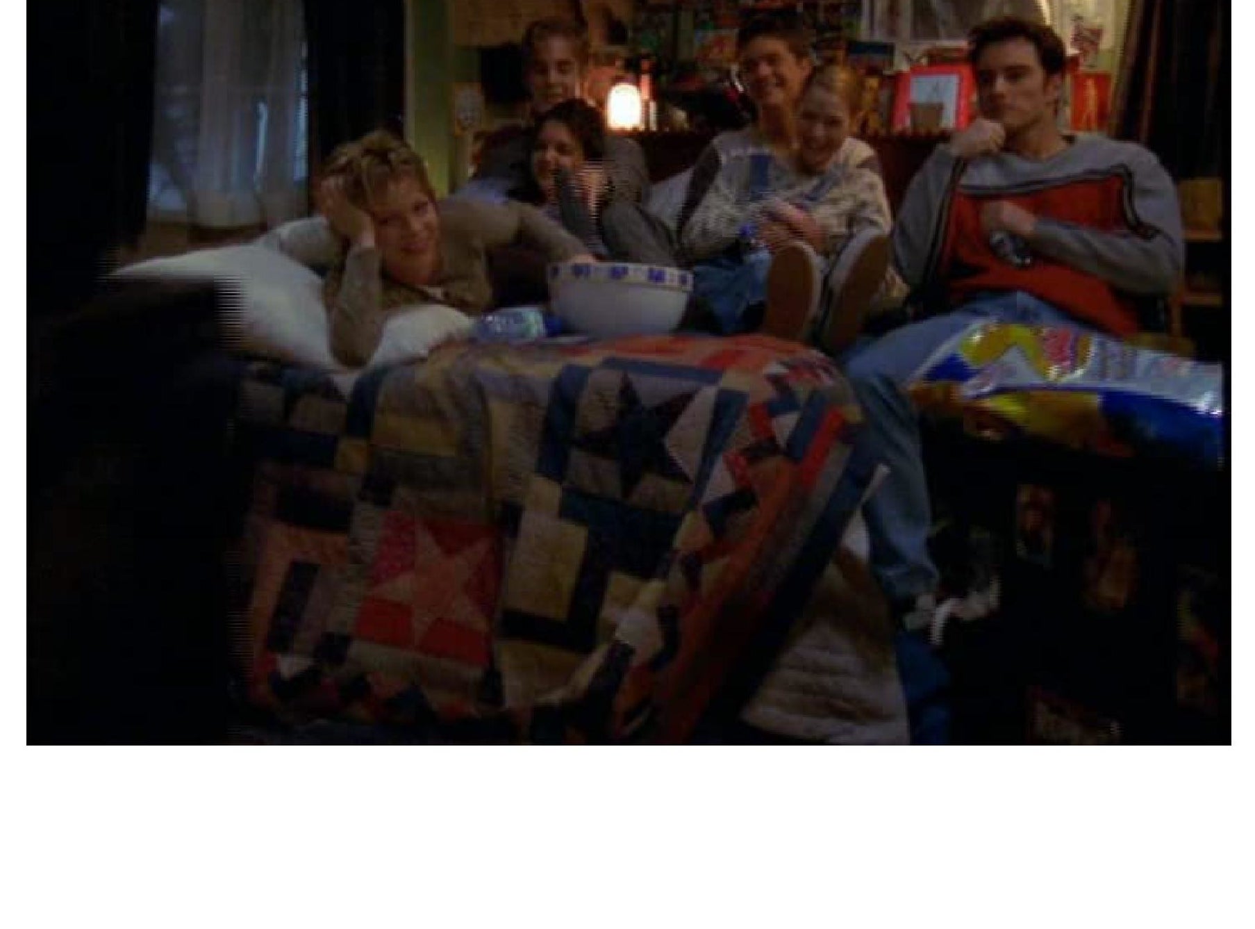 five friends from dawson&#x27;s creek sit in dawson&#x27;s bedroom, on his bed watching a movie