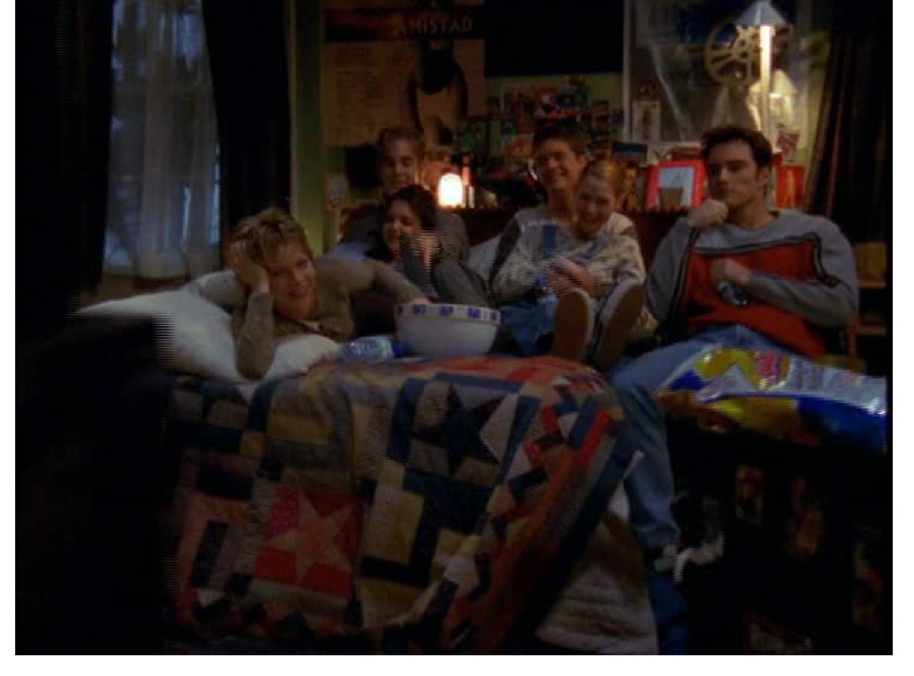 five friends from dawson&#x27;s creek sit in dawson&#x27;s bedroom, on his bed watching a movie