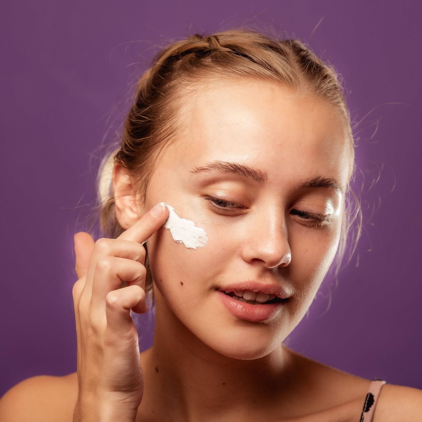 Model using the relaxing lavender mud mask
