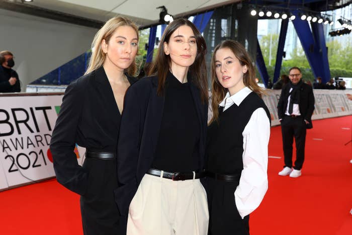 Este poses with the rest of Haim on a red carpet