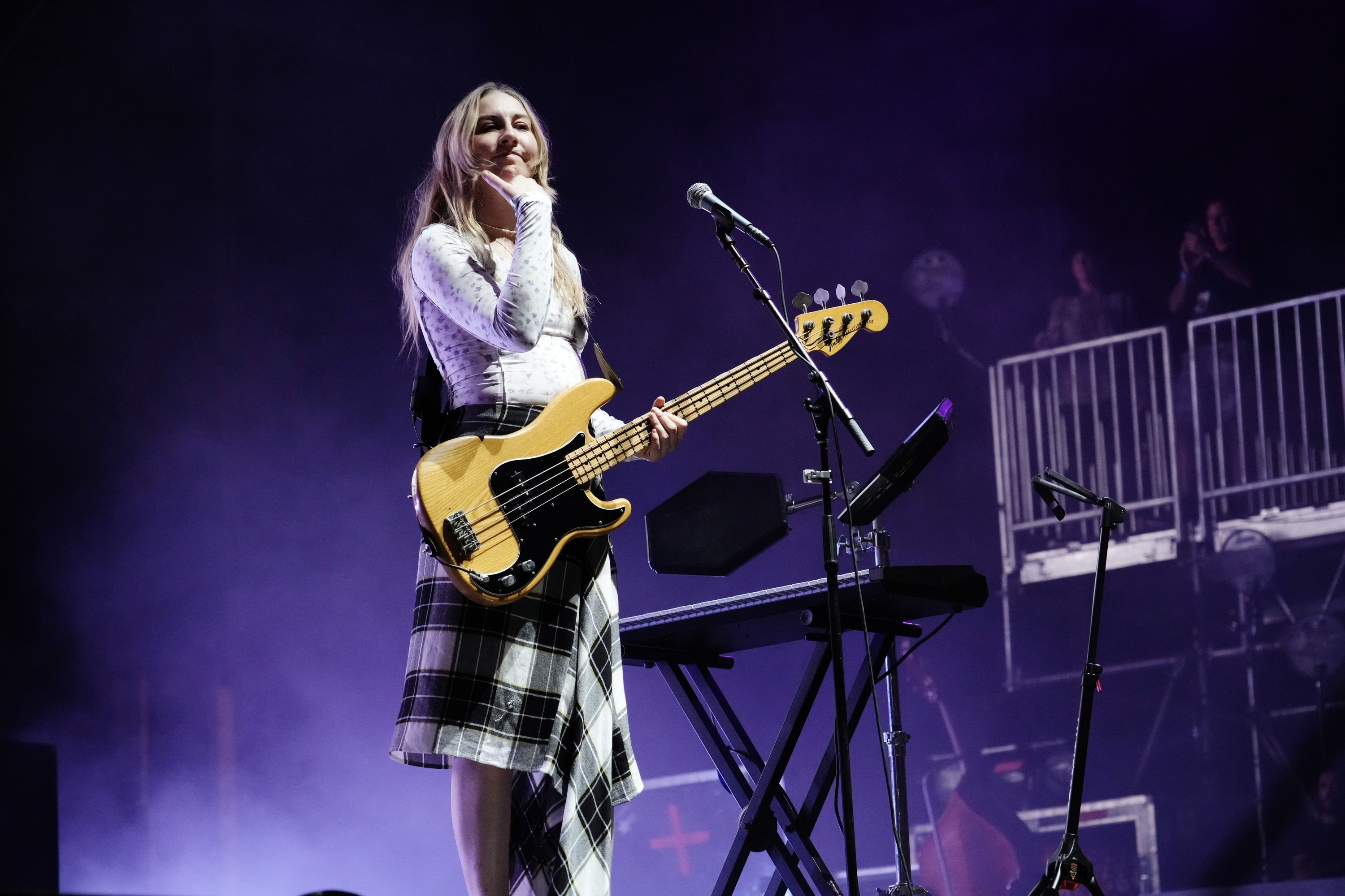 Este Haim Pokes Fun At Herself After Falling Onstage