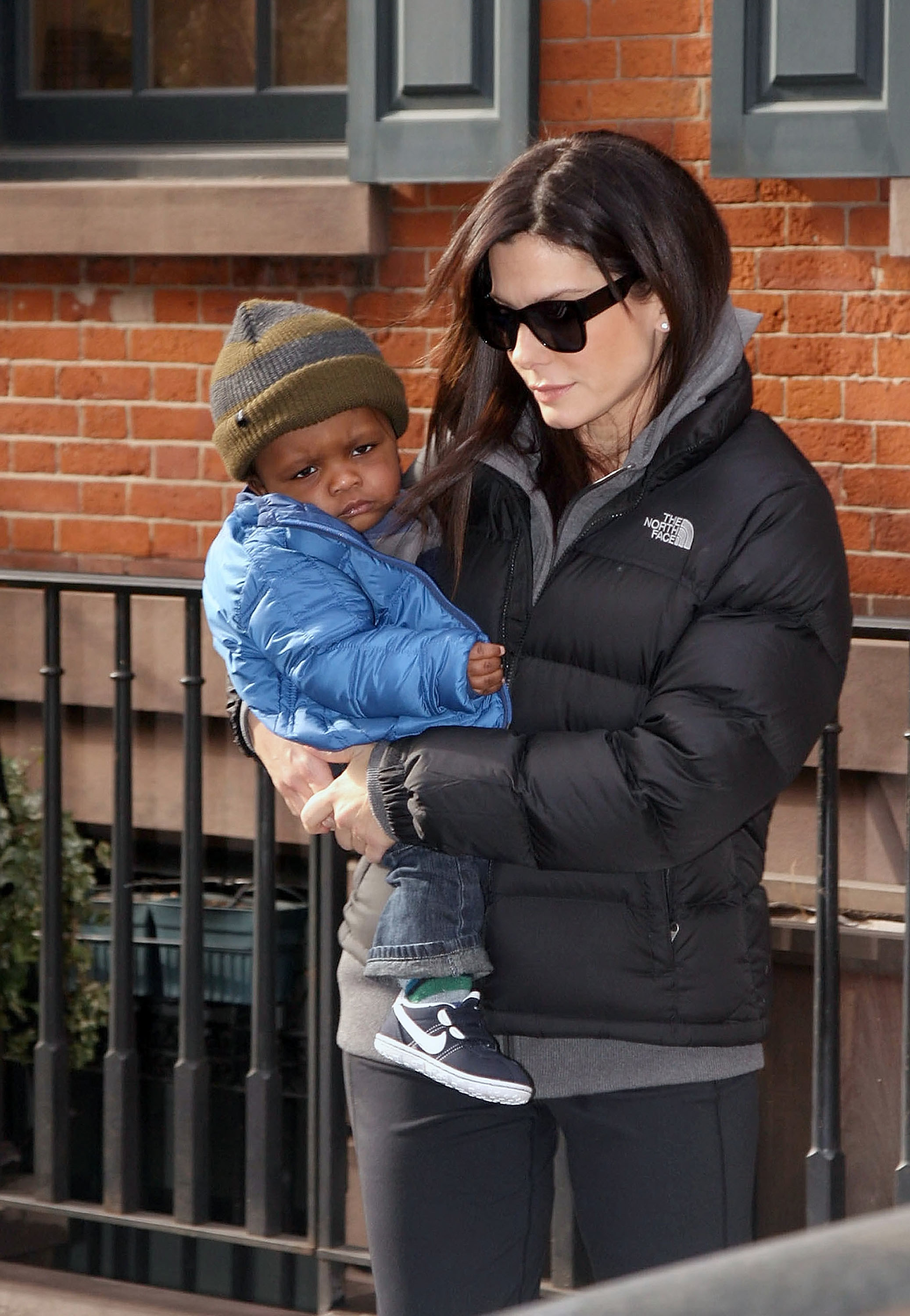 Sandra Bullock proudly sheds tears for her adopted son - W1