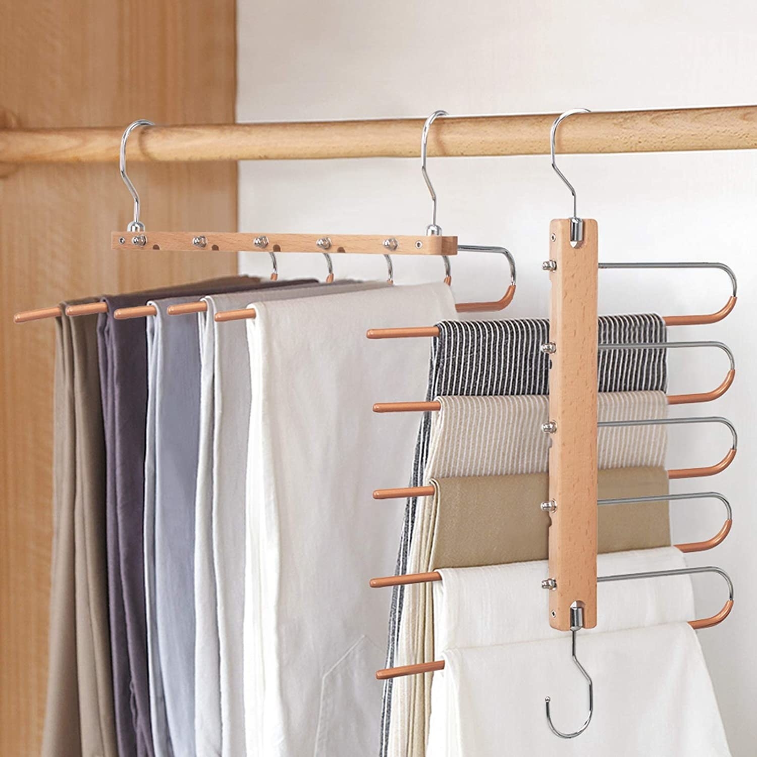 five pairs of pants on the hanger in both hanging options