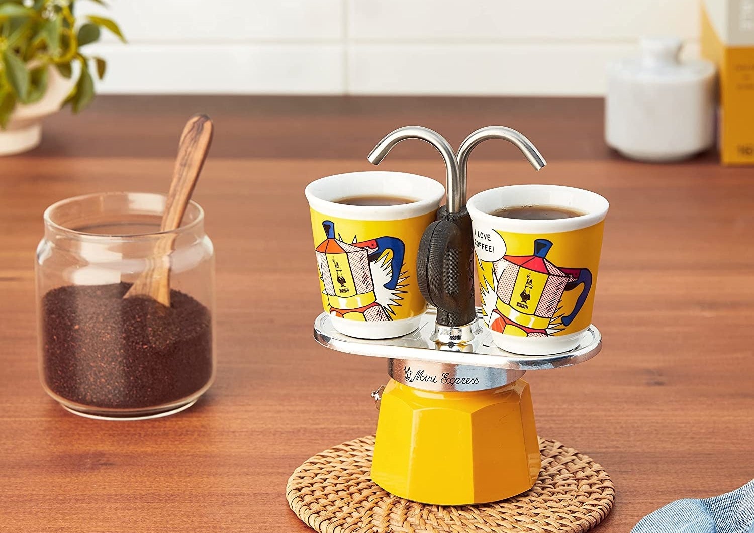 The yellow pot with two espresso cups