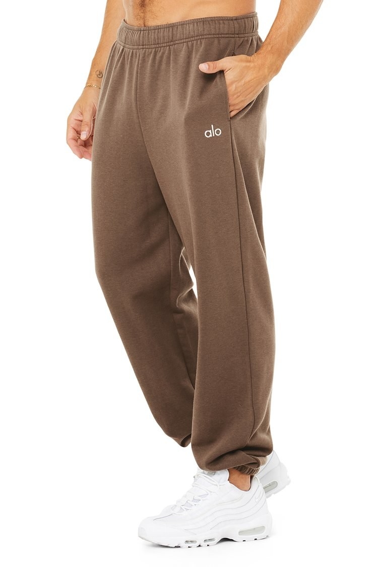 Model wearing sweatpants in color &quot;Hot cocoa&quot;