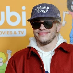 Pete Davidson in a baseball cap, sunglasses, and a hoodie