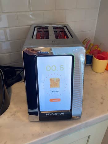 a different reviewer showing the toaster's countdown
