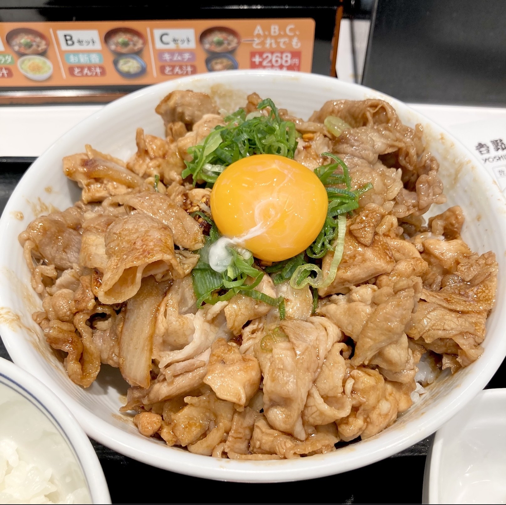 吉野家さん、これはヤバいって。“2000kcal超え”の「メガ盛り肉丼」ボリュームえげつなくて笑った