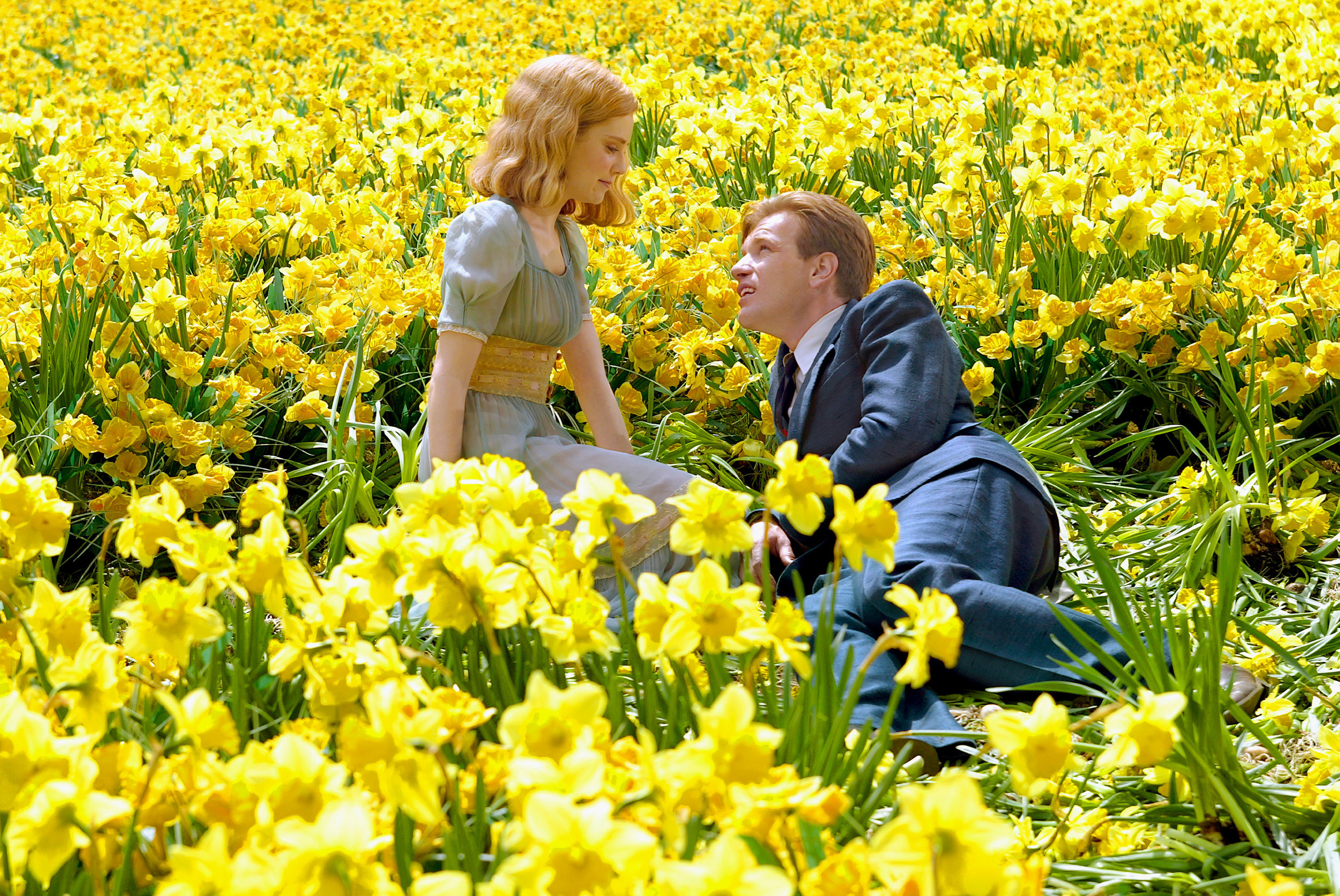 Alison Lohman, Ewan McGregor sitting in a large field of daffodil flowers