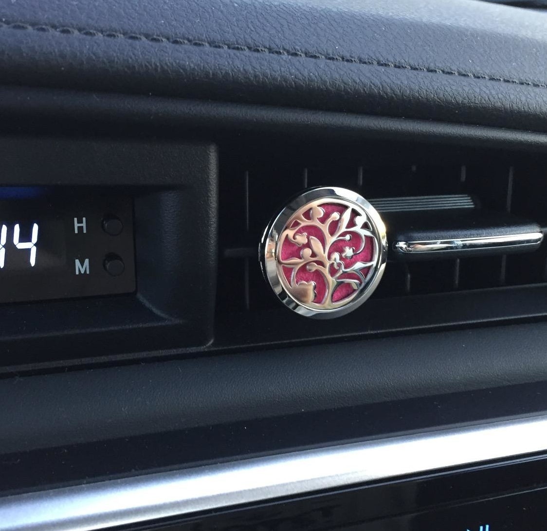 Reviewer photo of the diffuser clipped to a car's air vent