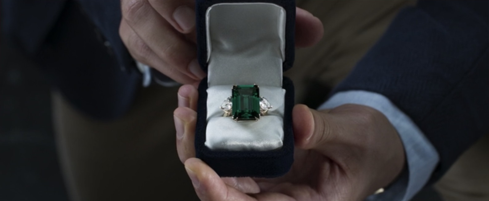 The emerald ring in a box