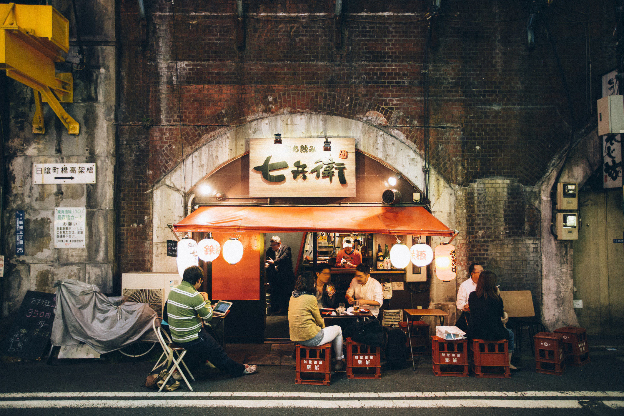 人吃一个小日本餐厅在新桥地区在东京,夜生活而闻名。