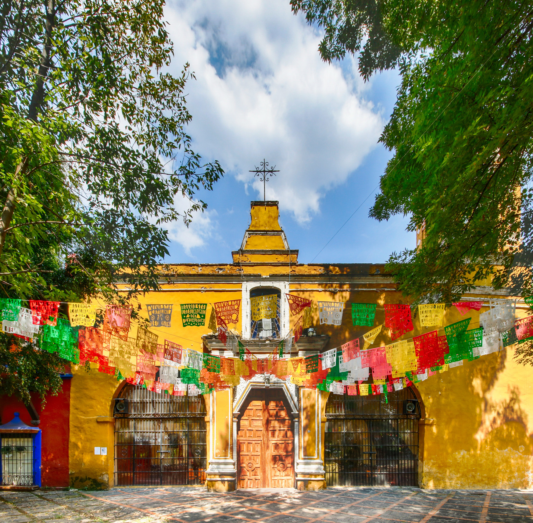 一个彩色的教堂在墨西哥城。