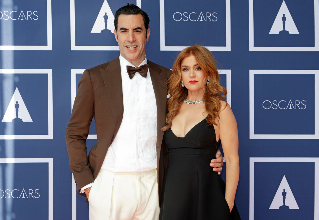 Sacha Baron Cohen and Isla Fisher posing on the Oscars red carpet