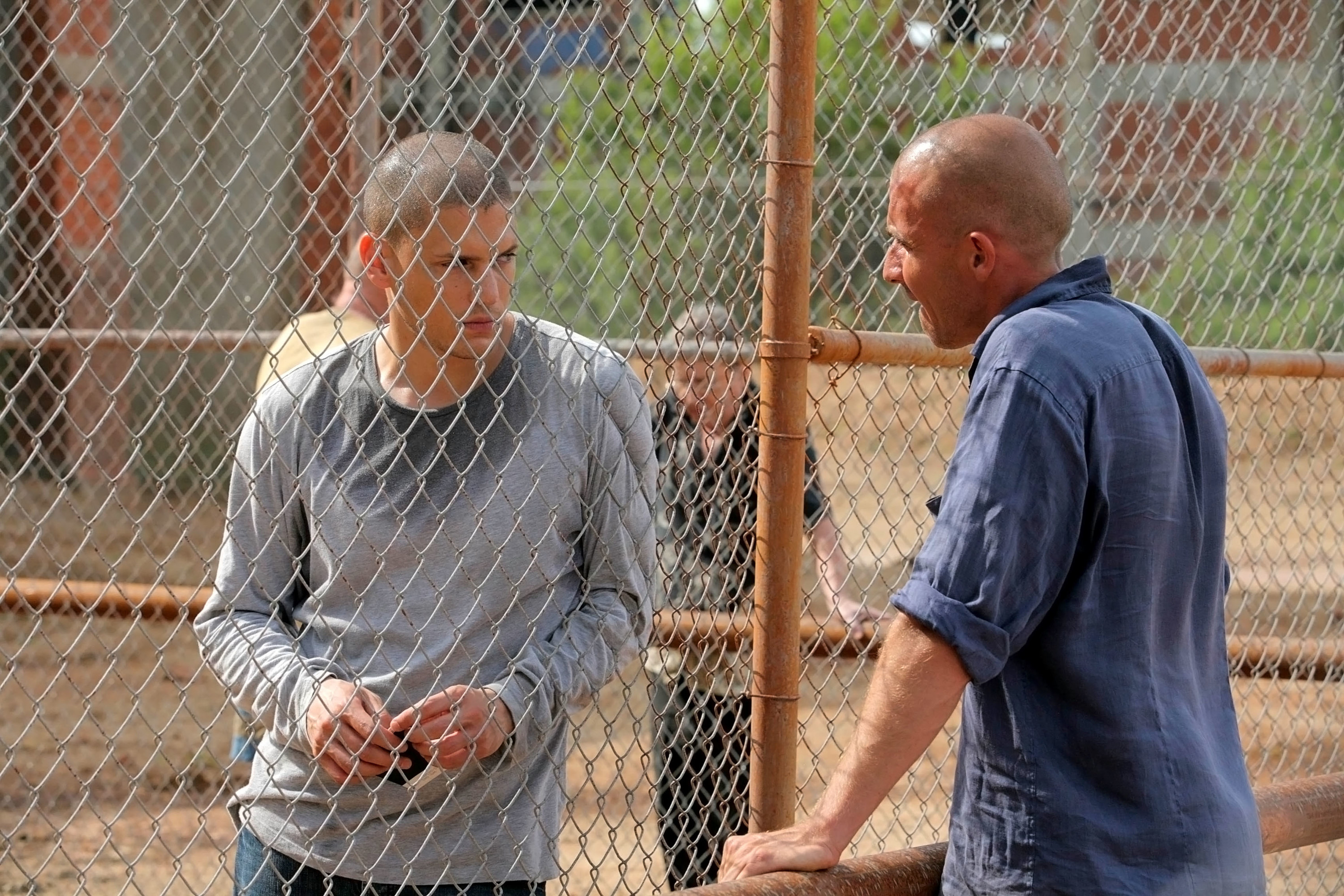 Michael and Lincoln on opposite sides of a prison fence