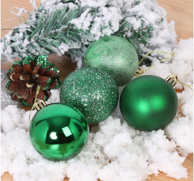 Caja de esferas y mini piñas para decoración en color verde