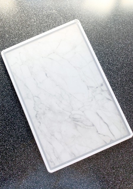 カインズのおすすめのキッチングッズ「軽量 大理石調まな板 34cm」