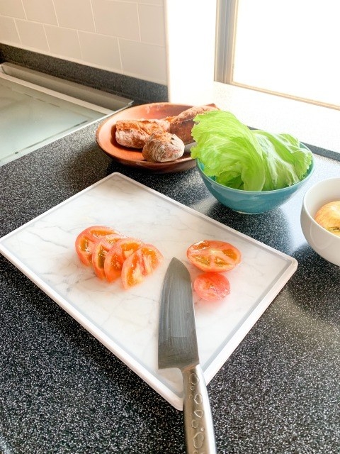 カインズのおすすめのキッチングッズ「軽量 大理石調まな板 34cm」