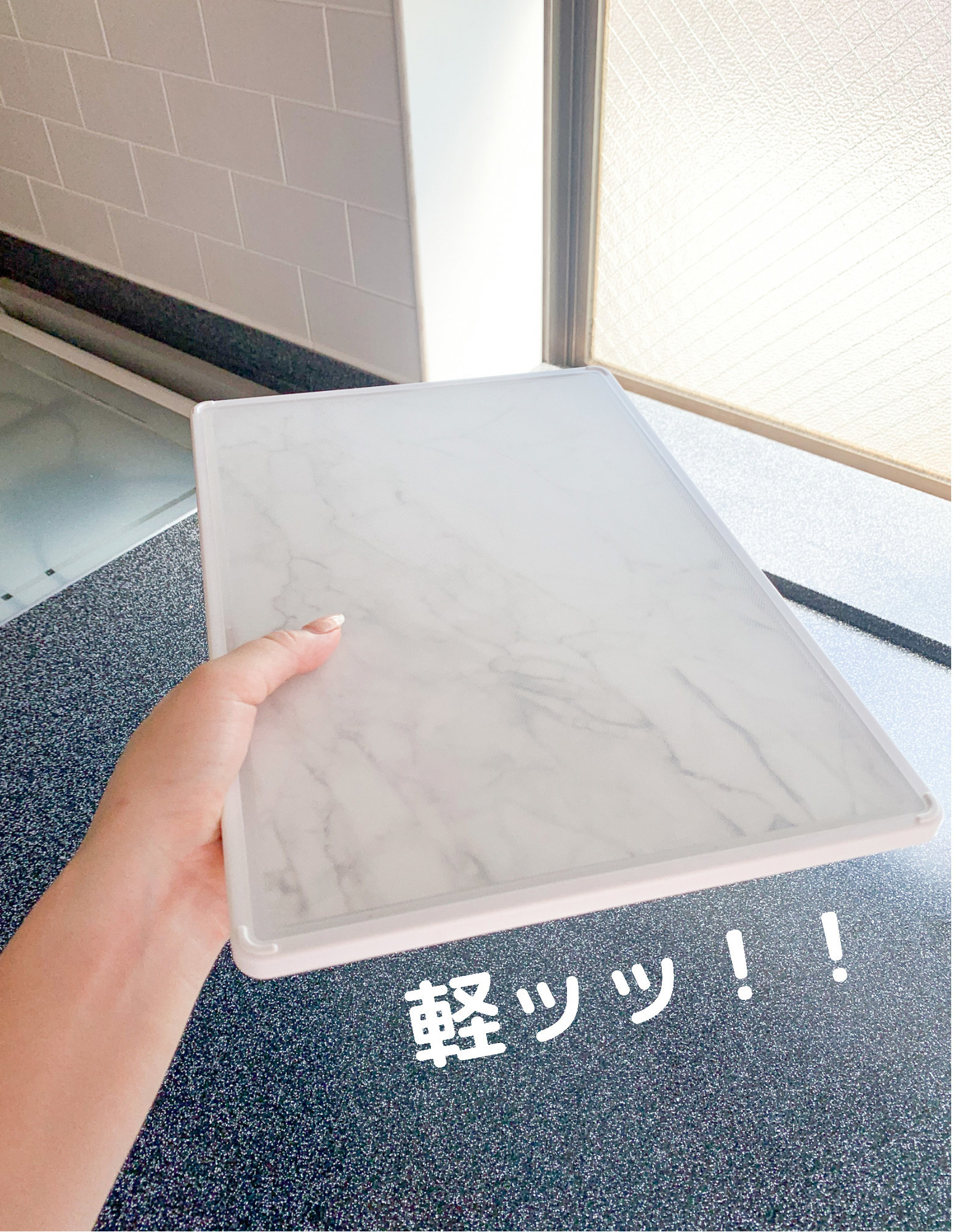 カインズのおすすめのキッチングッズ「軽量 大理石調まな板 34cm」