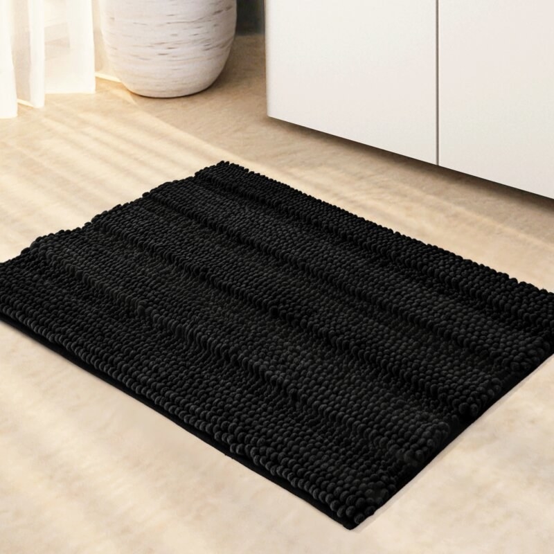 The black microfiber bath rug in a bathroom
