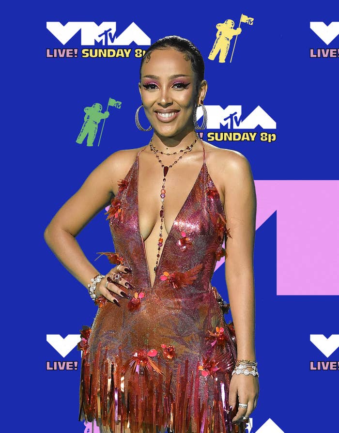 Doja on the red carpet of the VMAs smiling as she poses for photographers