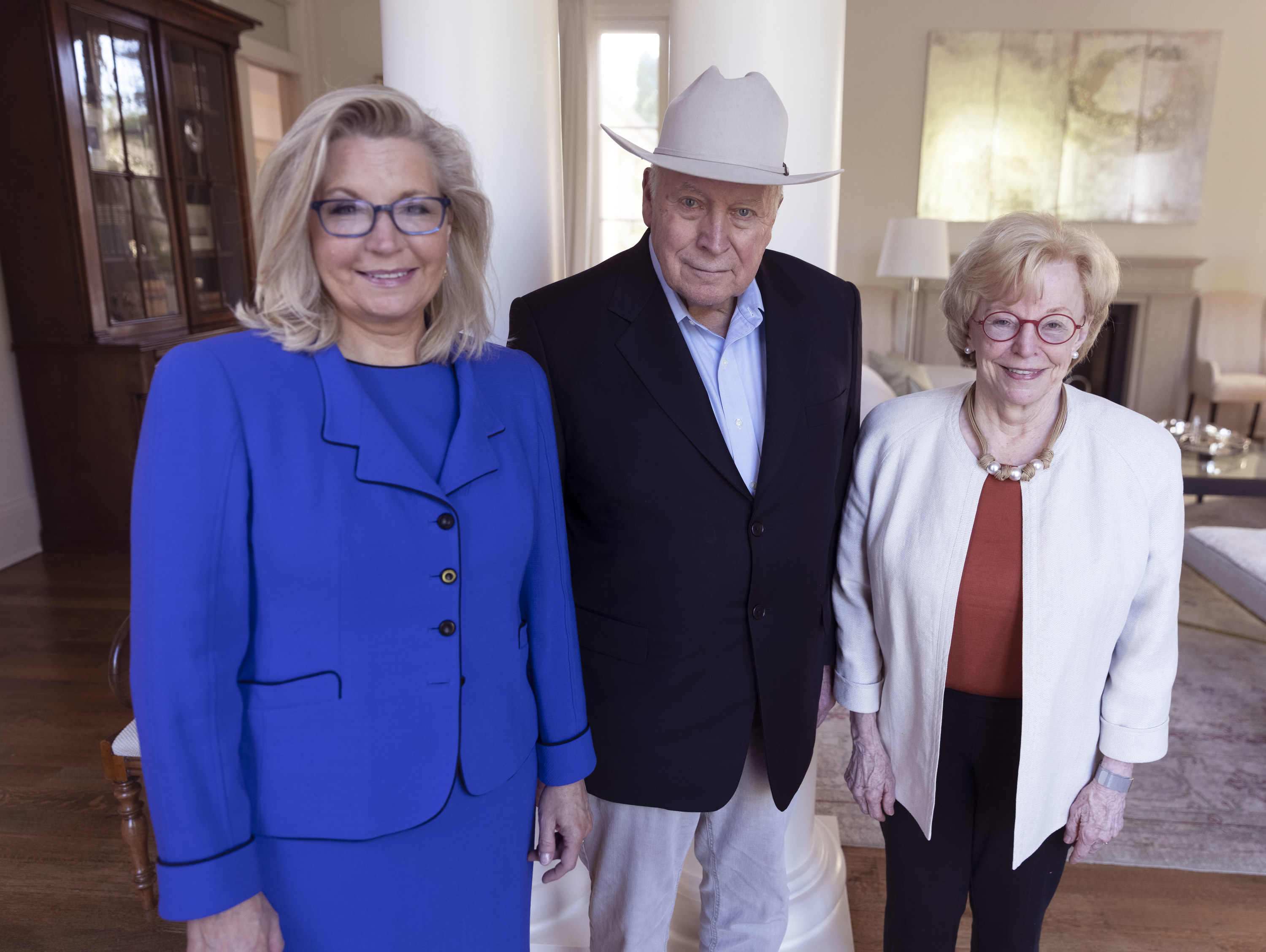 Liz Cheney, Dick Cheney, and Lynne Cheney posing