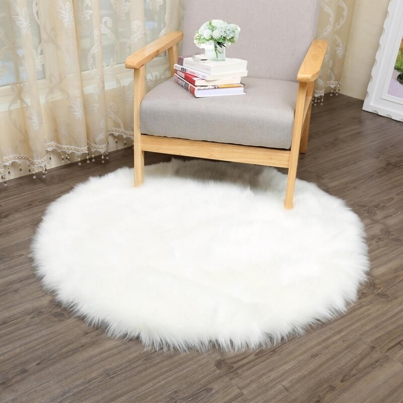 The round faux sheepskin shag rug in white