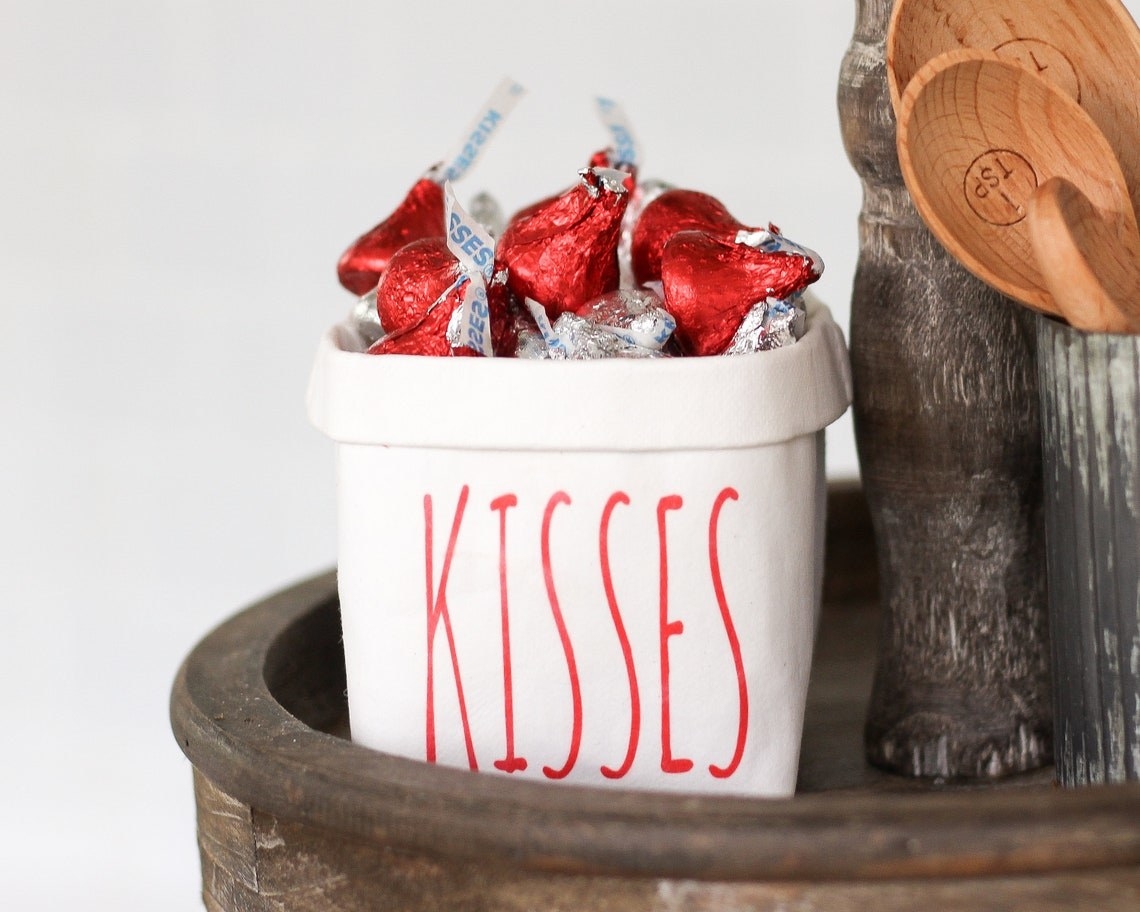 Image of the &quot;Kisses&quot; pot on tiered tray