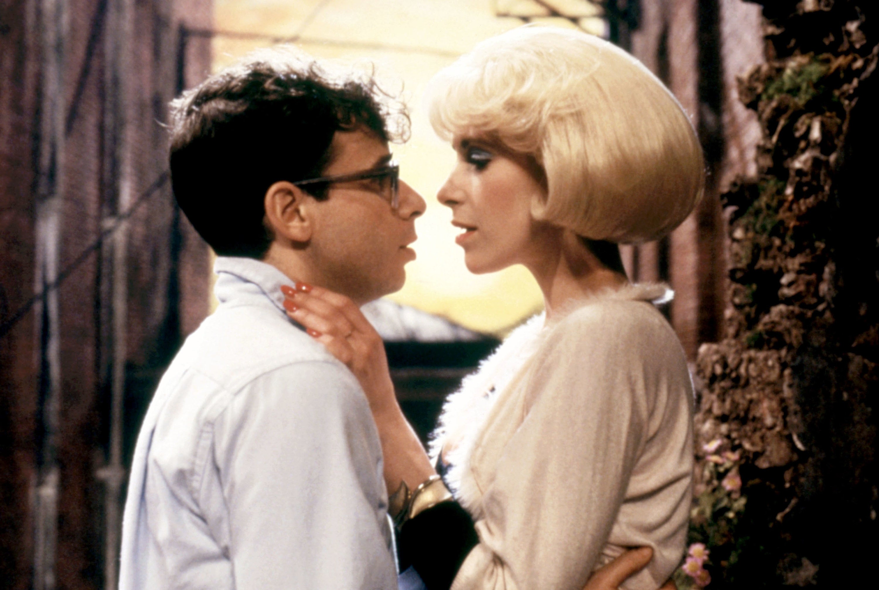 Seymour and Audrey about to kiss